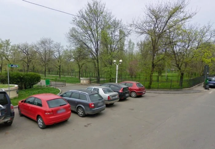 Terenul pe care se vor ridica locuinţe e situat în Parcul Lumea Copiilor, la intrarea dinspre str. Costache Stamate. Aici, sute de tei vor fi tăiaţi