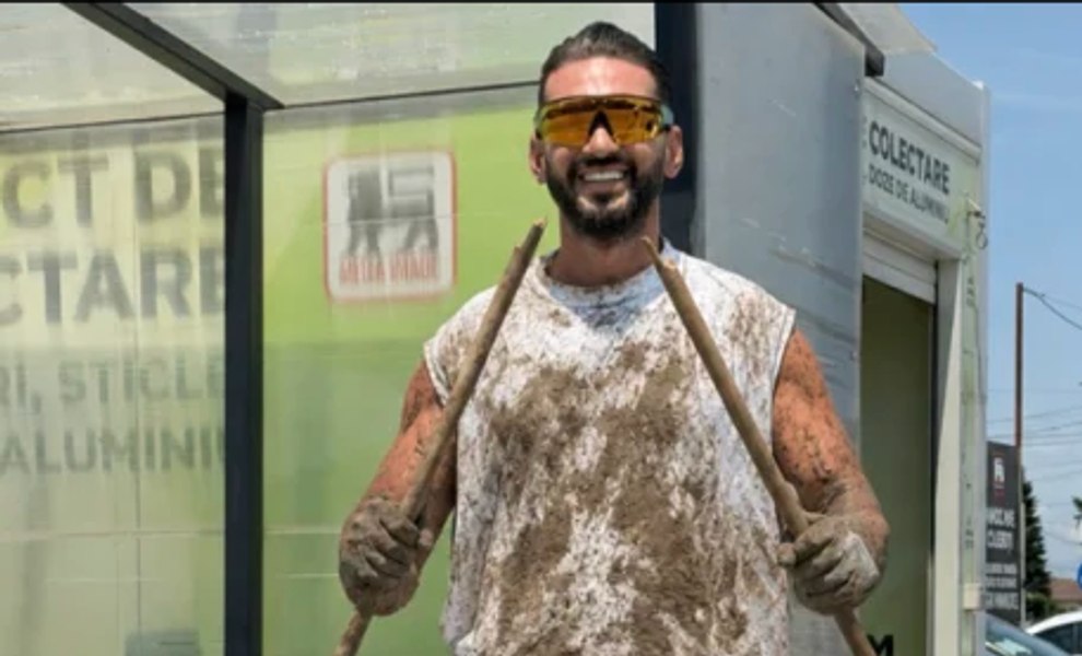 Val de reacții la imaginile cu Dorian Popa la munca în folosul comunității: „Numai el putea aduna gunoaie cu Rolex la mână”