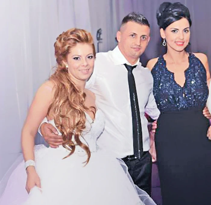 Lavinia Pârva, aici alături de fratele ei, Adi, și de soția lui Violeta, la nunta din 2013
