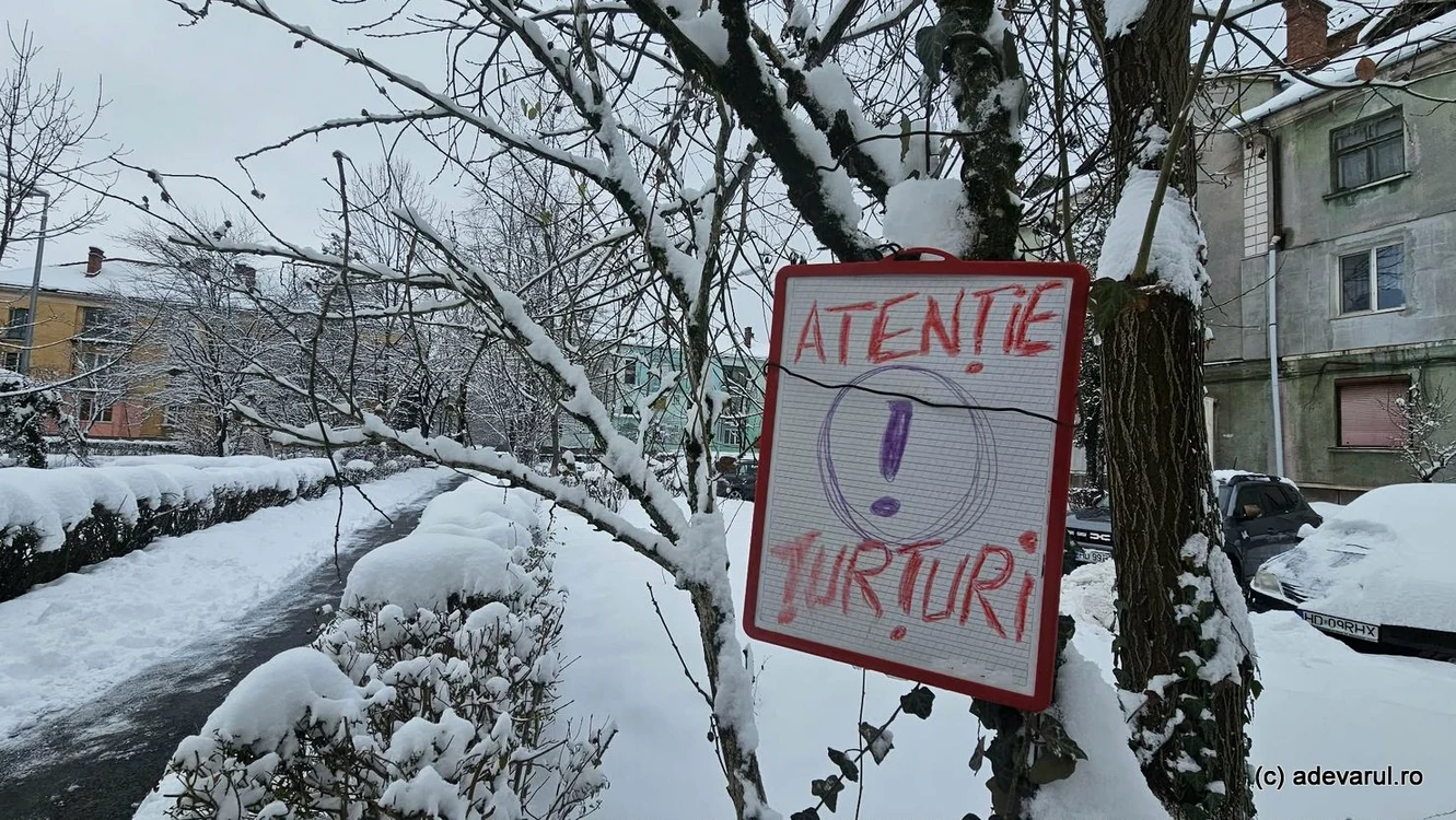 Pietonii, sfătuiți să ocolească imobilele cu țurțuri. FOTO Daniel Guță ADEVĂRUL