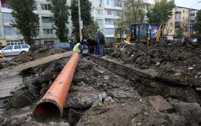 Muncitorii Apa Vital lucrează la înlocuirea unei conducte de apă rece Foto: arhiva Adevărul