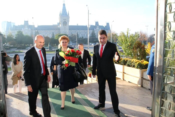 Ministrul Graţiela Gavrilescu a fost primită la Iaşi de către de Maricel Popa, liderul local al PSD şi preşedintele CJ, şi de către prefectul Marian Şerbescu FOTO Maricel Popa