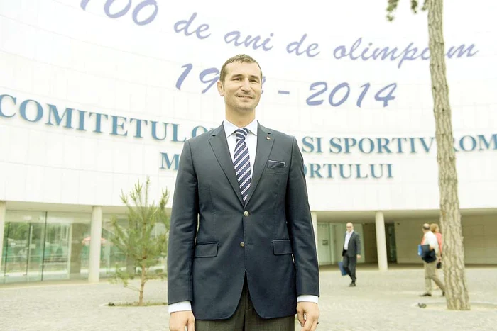 Alin Petrache, în faţa sediului de unde va conduce mişcarea olimpică din România (FOTO: Mediafax)