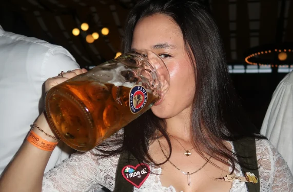 Celebra tenismenă a golit halbele la Oktoberfest. Cu berea pe cap, tânăra i-a lăsat pe toți cu gurile căscate. Fanii au reacționat imediat