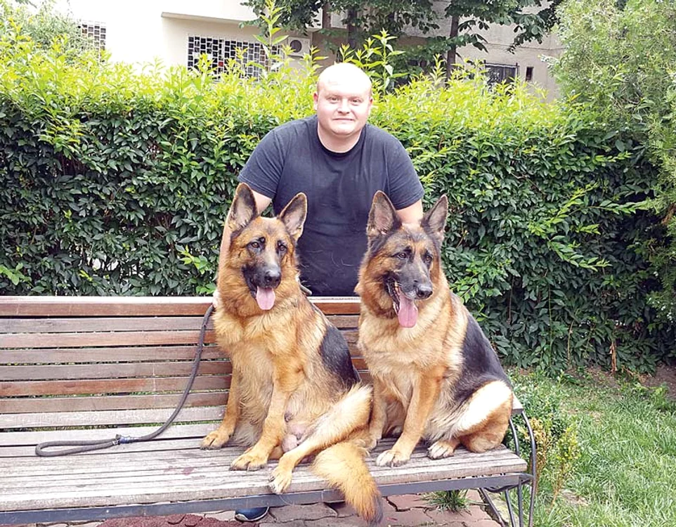 Instructorul Mihai Nae,  alături de “prietenele”  sale, Cora şi Dona, din  rasa ciobănesc german