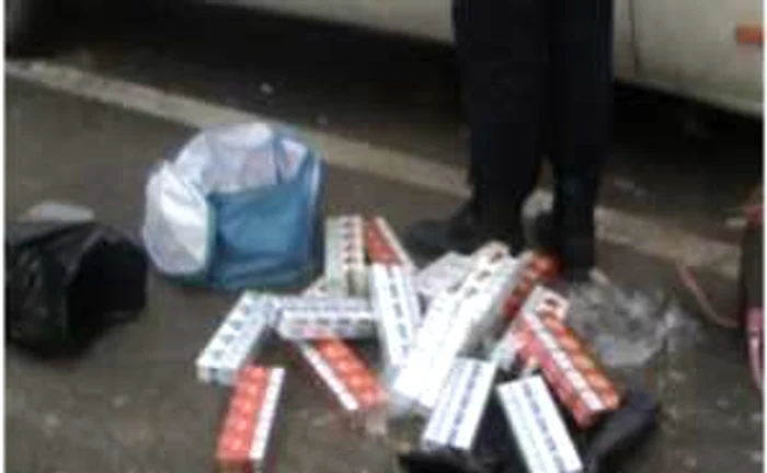 Sute de cartuşe de ţigări de contrabandă au fost confiscate de poliţişti şi jandarmi