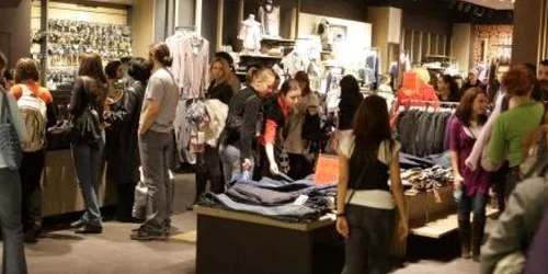 Mulţi tineri au aşteptat la coadă pentru a-şi plăti produsele alese