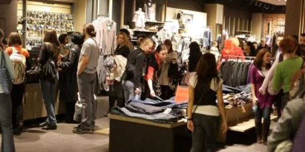 Mulţi tineri au aşteptat la coadă pentru a-şi plăti produsele alese