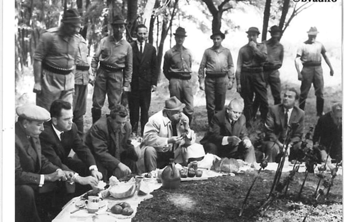 Imagine inedită de după partida de vânătoare a lui Ceauşescu, de la Hanu Conachi FOTO Colecţia Bibliotecii VA Urechia