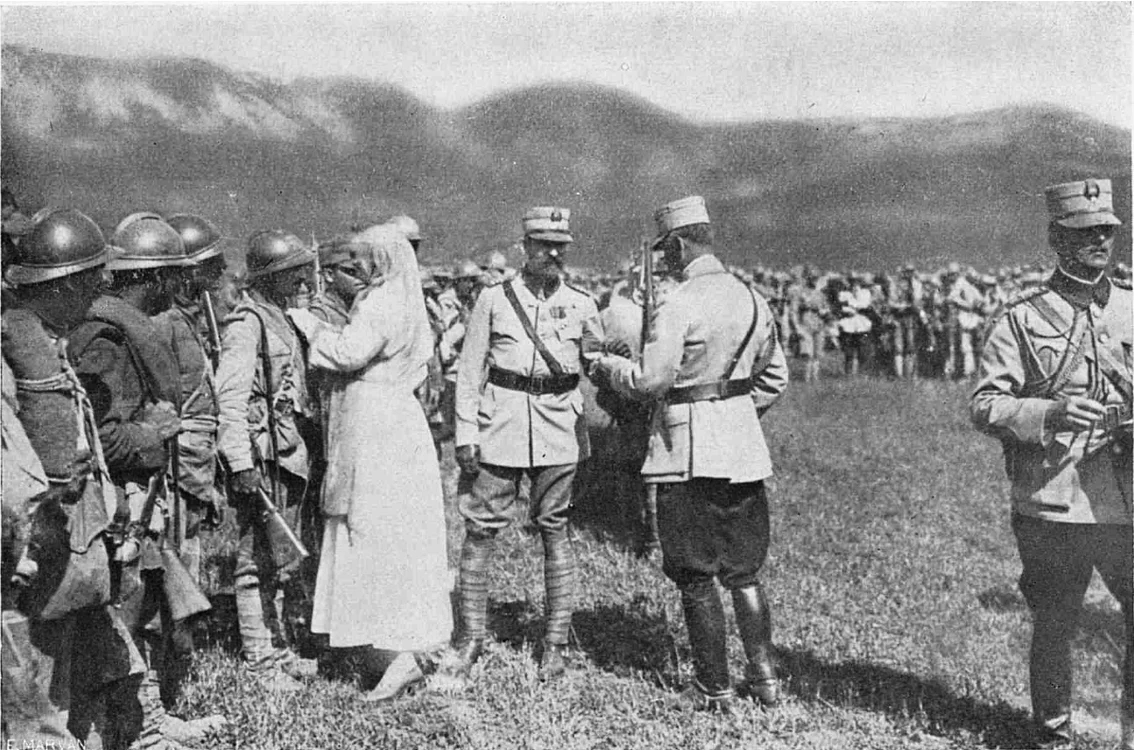 Regele Ferdinand şi Regina Maria decorând militarii care au luptat la Mărăşeşti, august 1917