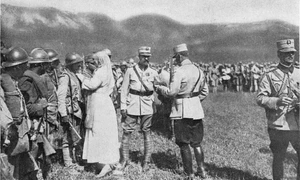 1917   regele ferdinand si regina maria decorand militarii care au luptat la marasesti august 1917 0 png png