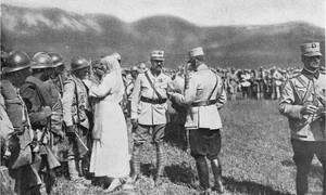  1917   regele ferdinand si regina maria decorand militarii care au luptat la marasesti august 1917 0 png png