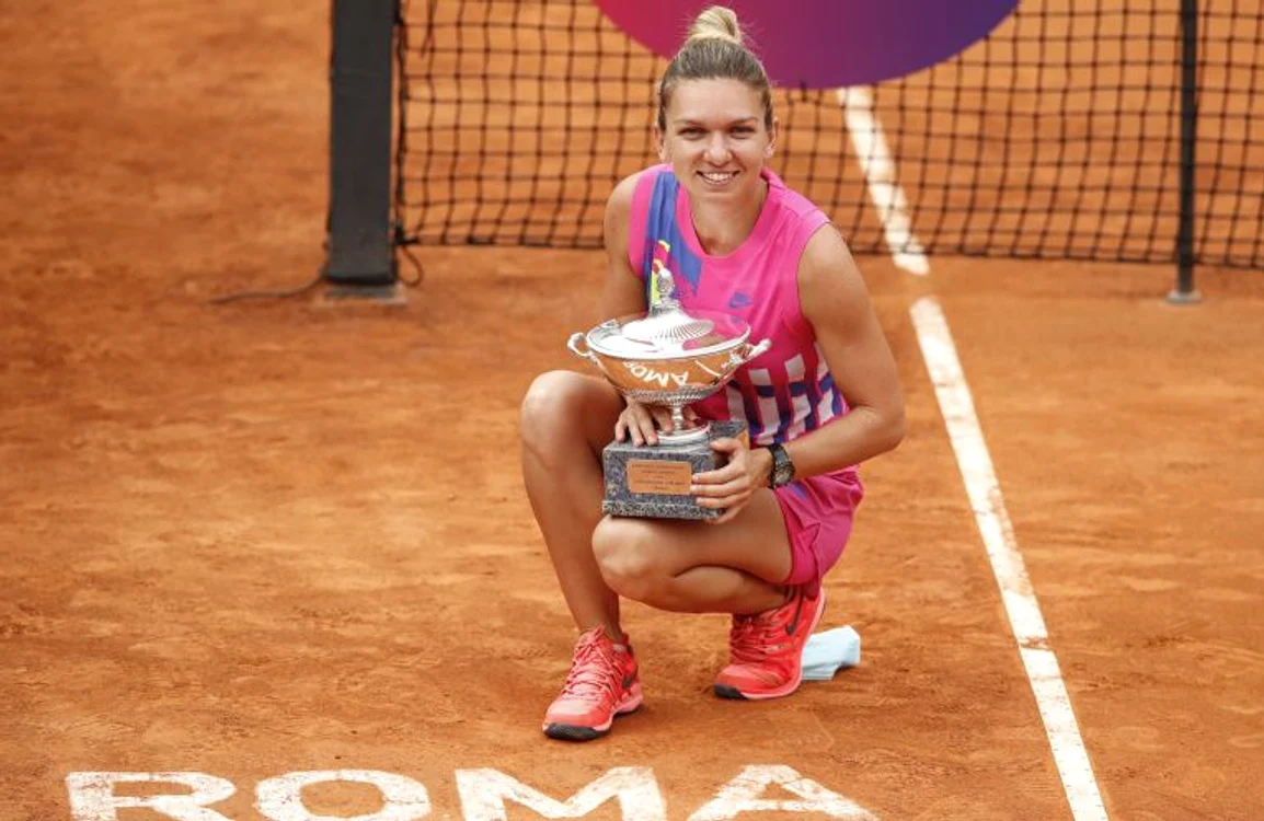 Simona Halep cu trofeul cucerit la Roma, în 2020 (FOTO: EPA)