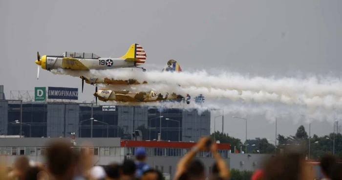 Trecerea avioanelor prin faţa publicului                                                            FOTO David Muntean