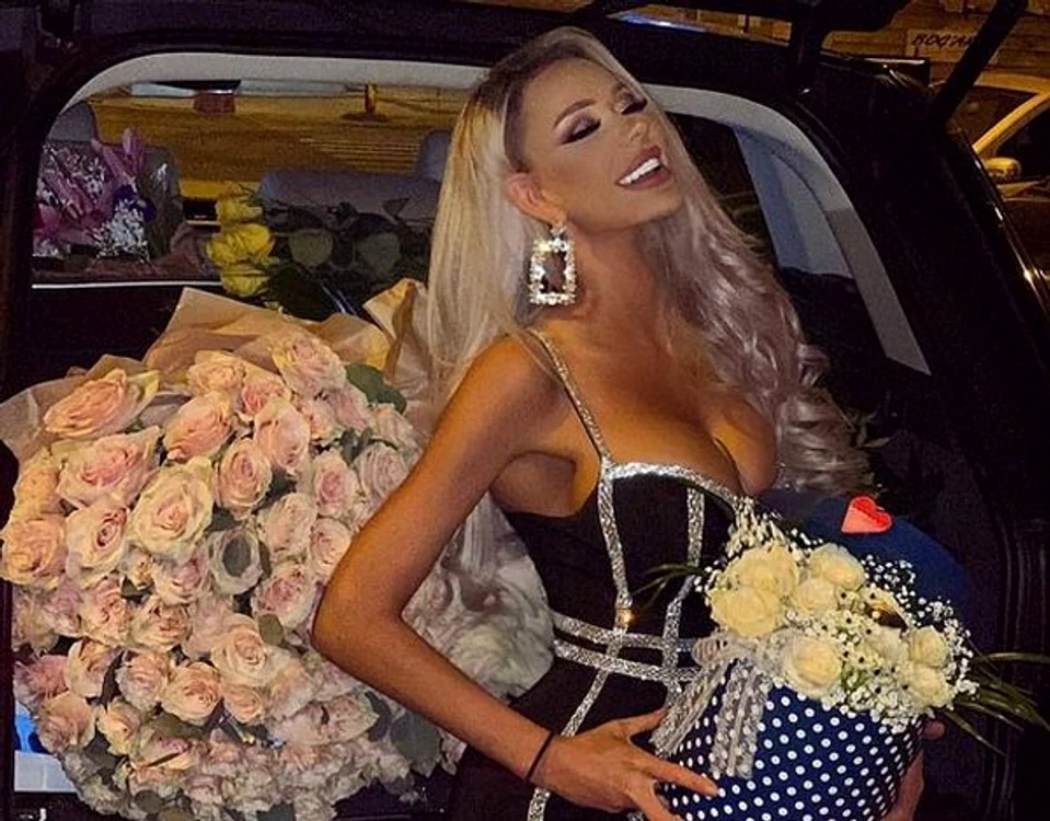 Bianca Drăguşanu şi Alex Bodi, surprinşi la un restaurant cu o maşină de luxFoto: Mihai Ionescu