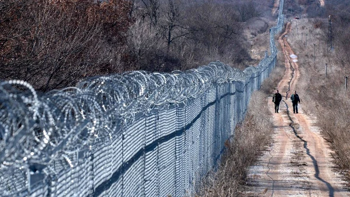 Călăuzele îi conduc pe imigranţi prin pădure, departe de gardul de frontieră. Sursă foto: X