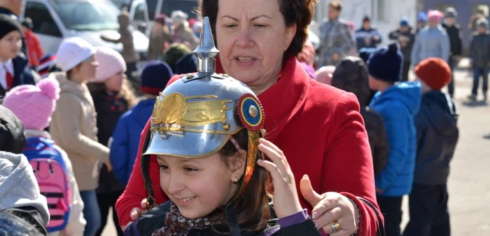 Copiii au fost plăcut impresionaţi şi de uniforme.