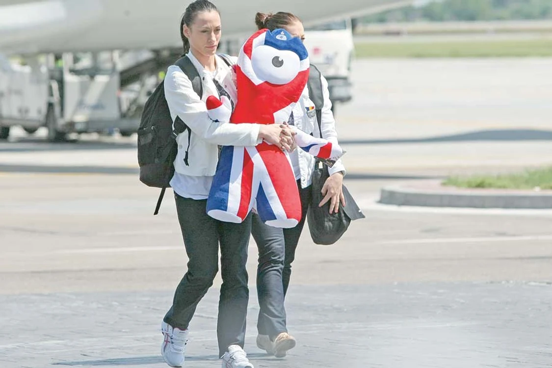 Ţinutele elegante  i-au scos gimnastei  în evidenţă silueta