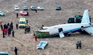 O sectiune a avionului Azerbaijan Airline prabusit in Kazahstan a ramas aproape intreaga cezi de pasageri au fost salvati webp