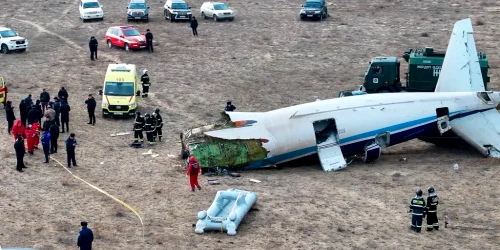 O sectiune a avionului Azerbaijan Airline prabusit in Kazahstan a ramas aproape intreaga cezi de pasageri au fost salvati webp