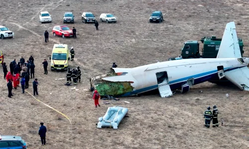 O sectiune a avionului Azerbaijan Airline prabusit in Kazahstan a ramas aproape intreaga cezi de pasageri au fost salvati webp