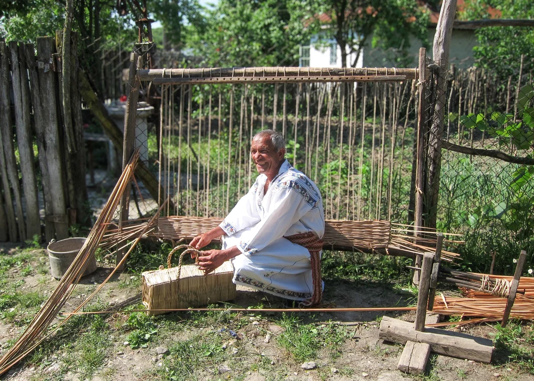 Meșterul Gheorghe Neagoe în gospodăria sa din Gura Călui FOTO: Valeru Ciurea