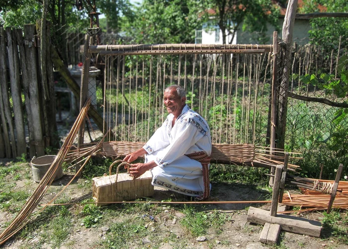 Meșterul Gheorghe Neagoe în gospodăria sa din Gura Călui FOTO: Valeru Ciurea