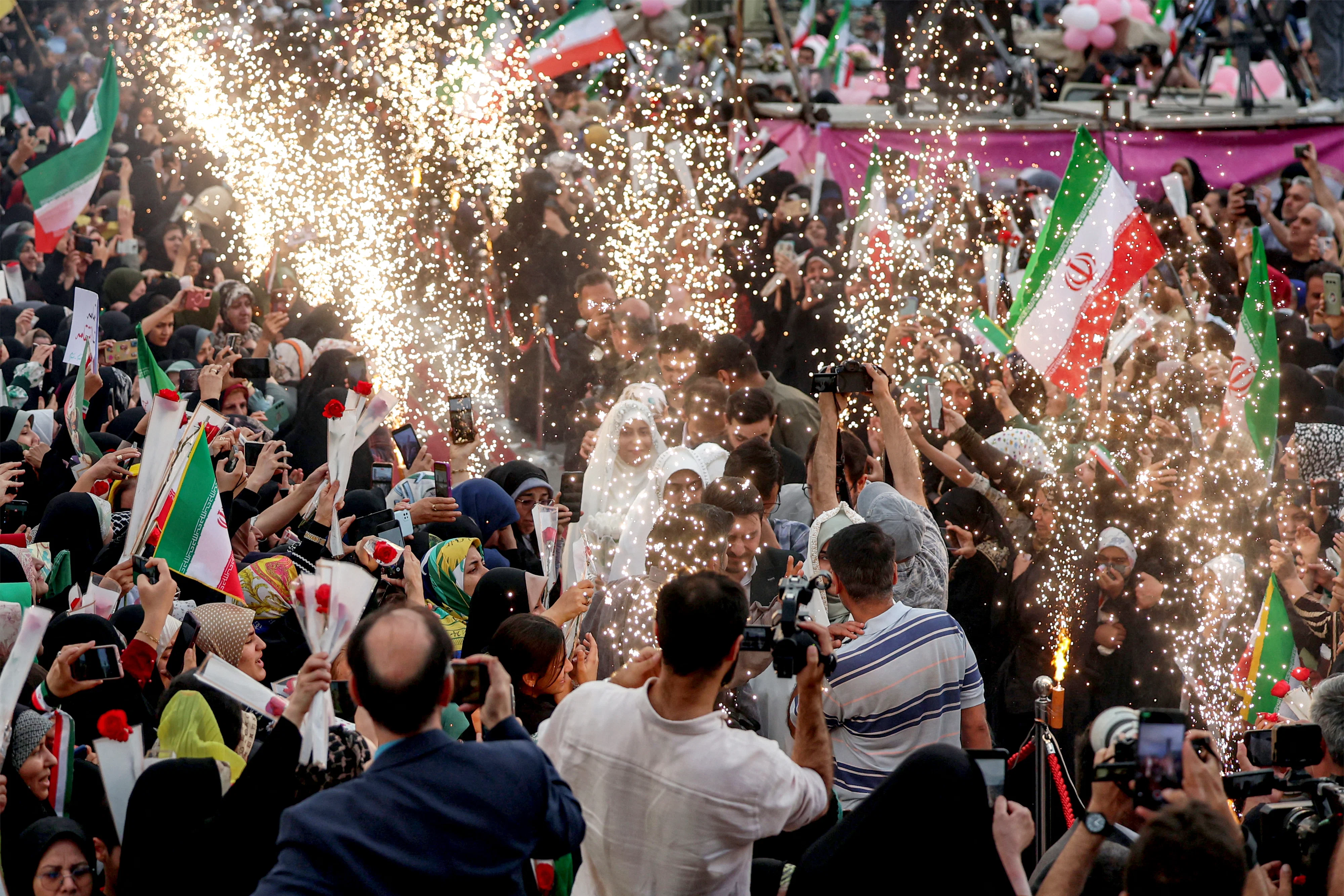 Iranul organizează nunți colective pentru cuplurile care se declară pregătite de „sacrificiu” în războiul cu SUA și Israel