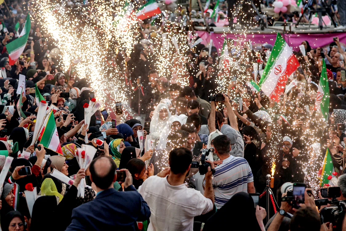 Căsătorie în masă în piață Imam Hossein din Teheran FOTO AFP