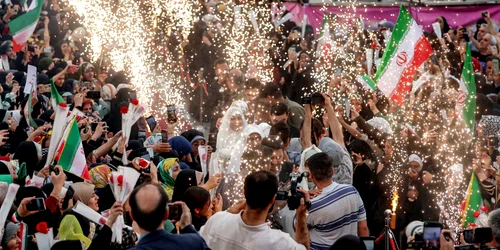 Ceremonie publică de căsătorie în masă, în Piața Imam Hossein din Teheran FOTO AFP