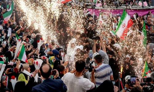 Ceremonie publică de căsătorie în masă, în Piața Imam Hossein din Teheran FOTO AFP