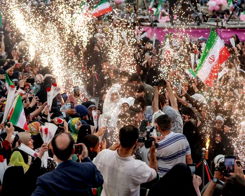 Ceremonie publică de căsătorie în masă, în Piața Imam Hossein din Teheran FOTO AFP