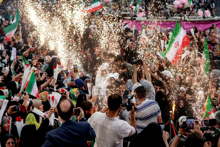 Căsătorie în masă în piață Imam Hossein din Teheran FOTO AFP