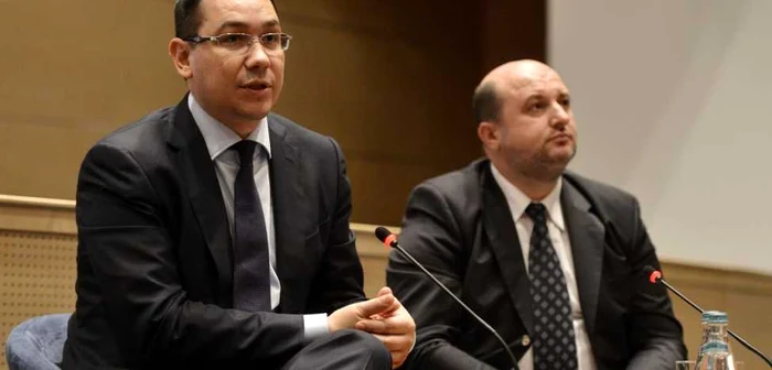 Premierul Victor Ponta şi Daniel Chiţoiu, ministrul Finanţelor, s-au întâlnit astăzi cu reprezentanţii companiilor petroliere din România pentru a discuta despre impactul inhtroducerii accizei de 7 eurocenţi pe litru de carburant