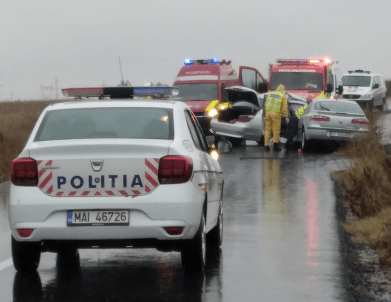 Bărbat de 35 ani, mort în accident, în Olt. O autospecială de pompieri care mergea la incident s-a răsturnat