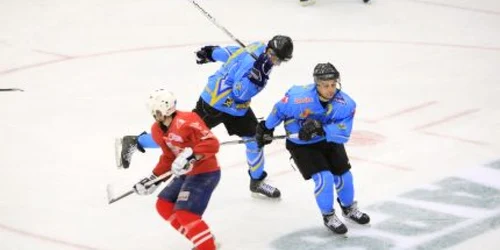 În ultimul meci susținut la Brașov, Fenestela a învins pe Steaua, cu 5-4 Foto: Bogdan Crăciun
