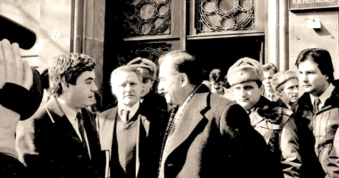 La 6 februarie 1990, FSN se înscrie la Tribunalul Bucureşti. O altă minciună şi fraudă în palmaresul lui Ion Iliescu.