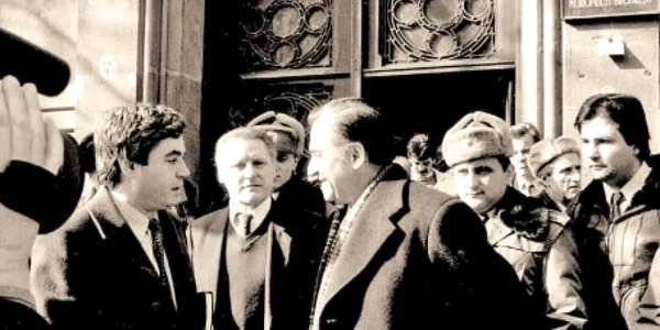 6 februarie 1990: FSN era înscris ca partid politic la Tribunalul Bucureşti