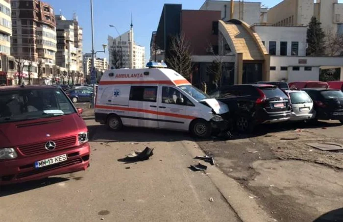 Ambulanţă implicată în accident în Baia Mare. FOTO: Facebook Cosmin Bontea