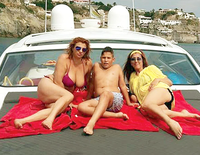 Mihalea Borcea a făcut plajă pe iaht, alături de familie