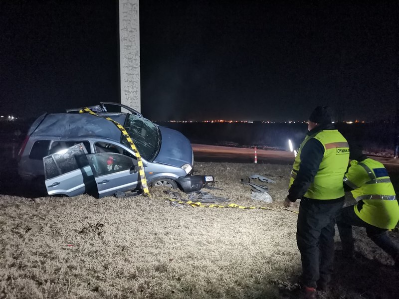 S-a oprit cu mașina în panoul publicitar din sensul giratoriu. Patru răniți, printre care și un copil de opt ani FOTO 