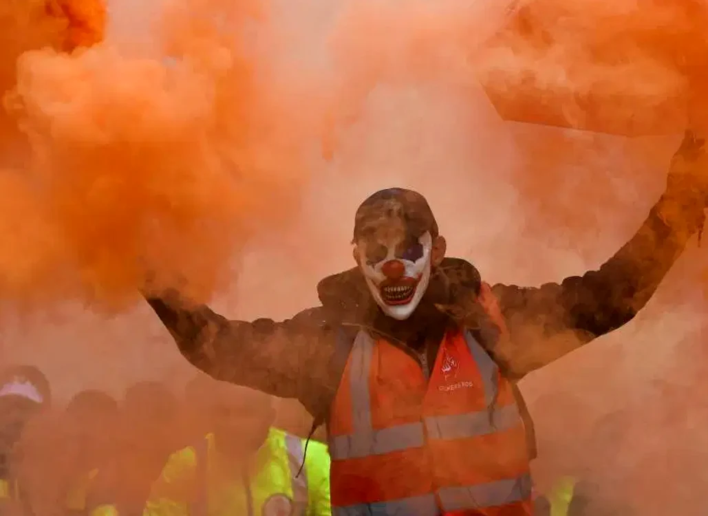 Unii dintre protestatari au fost pictaţi pe chip, iar machiajul lor a reaminit de personajul Joker 