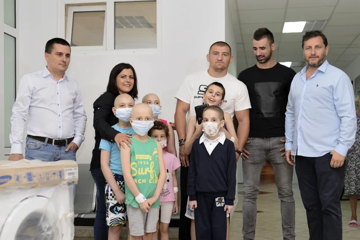 Jucătorii de la Superkombat i-au înveselit pe copiii de la Fundeni