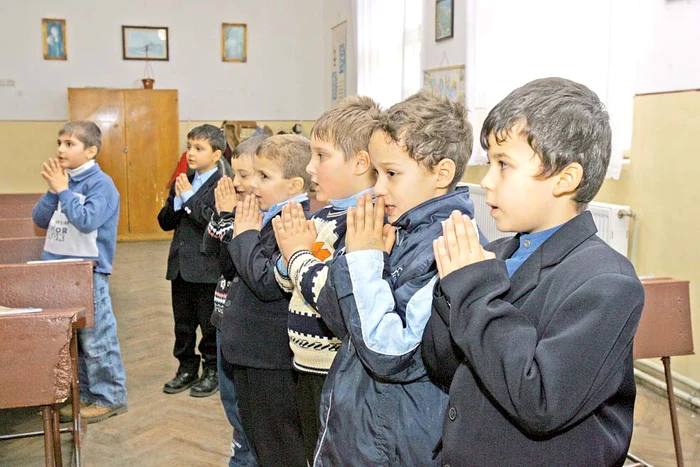 3,2 milioane  de elevi învaţă acum să se roage şi despre vieţile sfinţilor