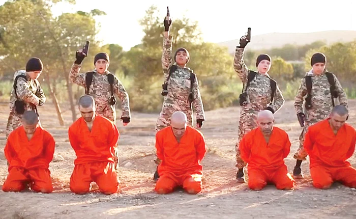 Teroriştii din Statul Islamic îi învaţă pe copii să împuşte oameni în ceafă de la mică distanţă