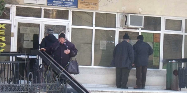 La Casa de Pensii Vrancea vin zilnic oameni să încheie contracte de asigurare