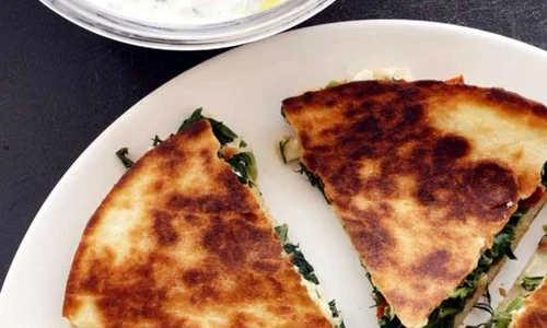 quesadilla greceasca cu spanac si ceapa verde 580x400 jpeg