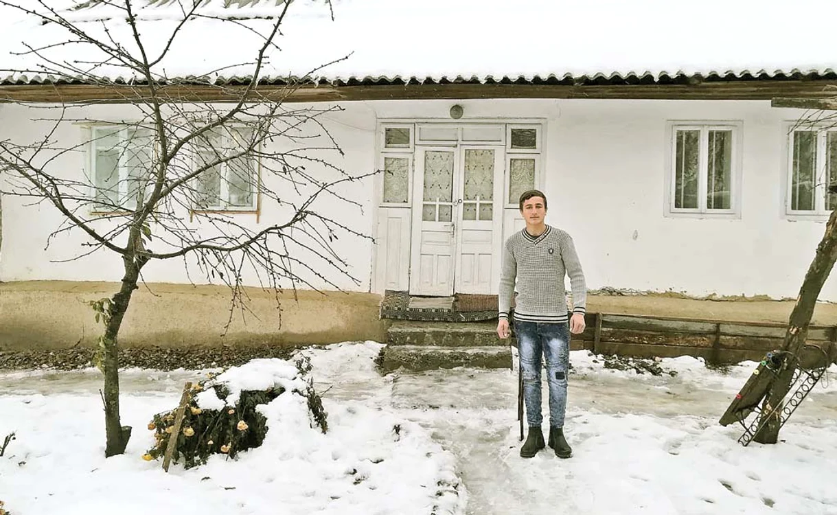 
    Un copil necăjit:  Gabriel, în faţa  casei sărăcăcioase  