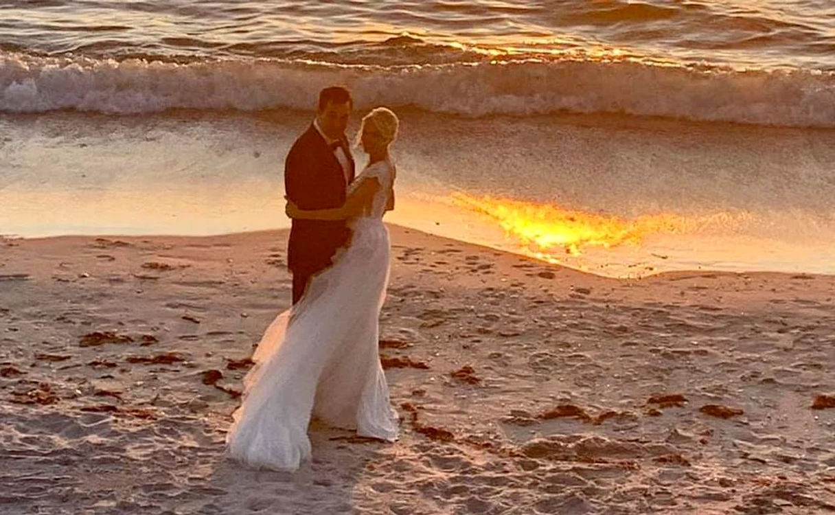 
    Catrinel Sandu s-a măritat într-un cadru romantic, la apusul soareluiFoto: arhivă personală  