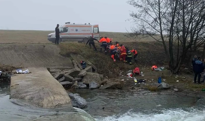Femeia a fost scoasă din apă în stop cardio-respirator FOTO ISU Alba